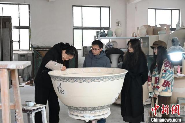 金年会 金字招牌诚信至上景德镇创作团队解码春晚表态的“春碗”(图2)